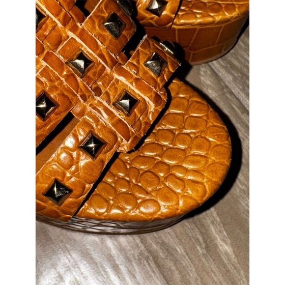 - Vince Camuto Kabria studded crocodile print  platform Sandal
In brown Size 37 - Picture 2 of 11